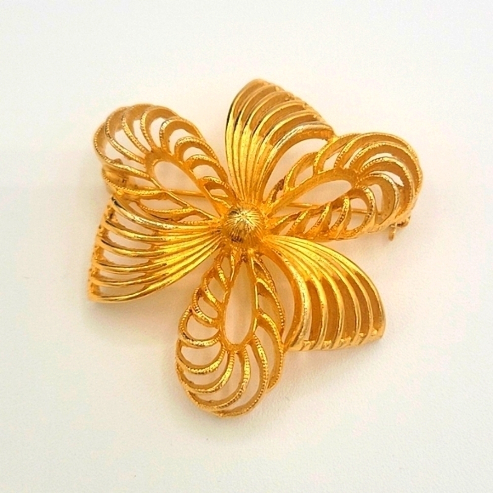 Lisner Vintage Gold Tone Bow Brooch